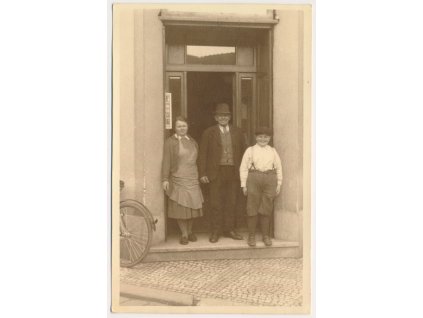 Foto rodičů se synem před domem v Soběslavi, cca 1940