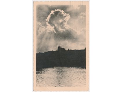 49 - Praha, pohled na Hradčany za soumraku, cca 1943