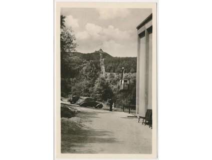 32 - Liberecko, Ještěd, oživená partie s automobily pod Ještědem, cca 1950