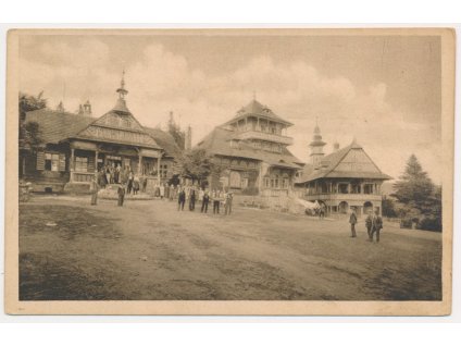 71 - Vsetínsko, Pustevny, oživená partie před turistickými útulnami, cca 1930