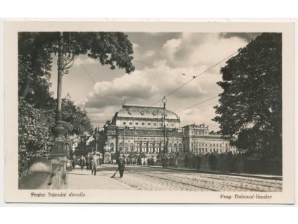 49 - Praha, oživená partie před Národním divadlem, cca 1941