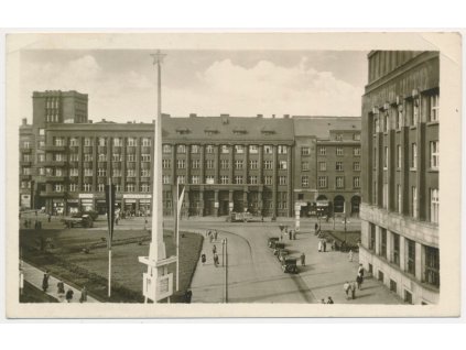 43 - Ostrava, oživené náměstí Dr. E. Beneše, cca 1952