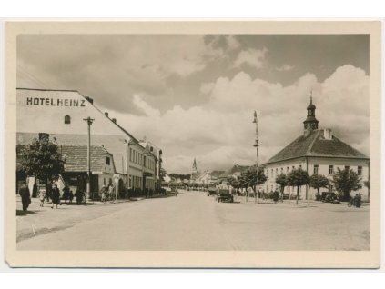 54 - Příbramsko, Dobříš, Hotel Heinz, oživené náměstí, cca 1950