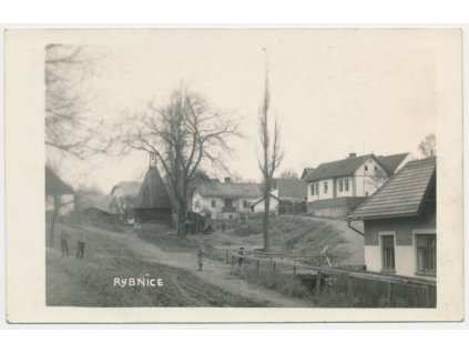 47 - Plzeňsko, Rybnice, oživená partie z vesnice, cca 1937