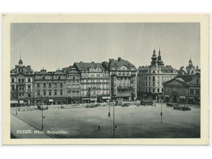 47 - Plzeň, oživené náměstí Republiky, cca 1946