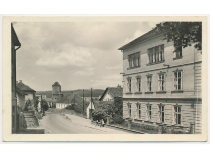 01 - Benešovsko, Týnec nad Sázavou, oživená partie před školou, cca 1960