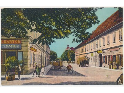 38 - Náchodsko, Josefov, oživená ulice, vinárna J. Bartoš, cca 1919