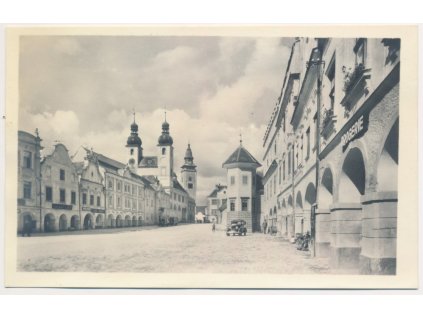 23 - Jihlavsko, Telč, partie z náměstí s automobilem, cca 1945