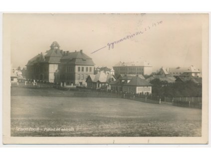 17 - Havlíčkobrodsko, Chotěboř, pohled na gymnázium od nádraží, cca 1934