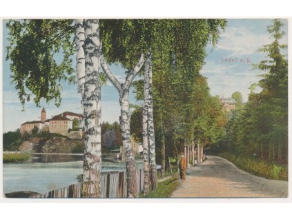 17 - Havlíčkobrodsko, Ledeč nad Sázavou, oživená partie s pohledem na zámek, cca 1916