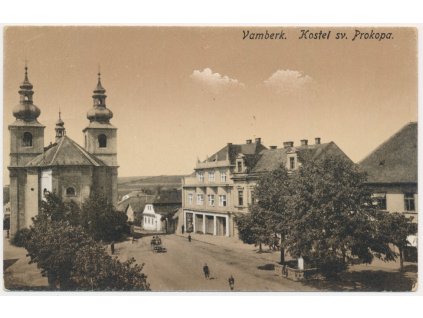 57 - Rychnovsko, Vamberk, oživené náměstí a kostel sv. Prokopa, cca 1928