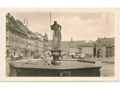 08 - Cheb, partie z náměstí s kašnou, cca 1955
