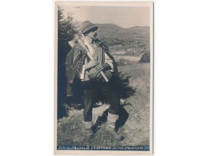Ukrajina, Jasiňa, Dřevorubec v lese, cca 1935