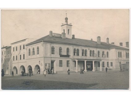 53 - Přerovsko, Lipník nad Bečvou, oživená partie před radnicí, cca 1930