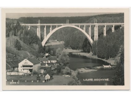 64 - Táborsko, Bechyně, železniční most a domy v údolí, cca 1940