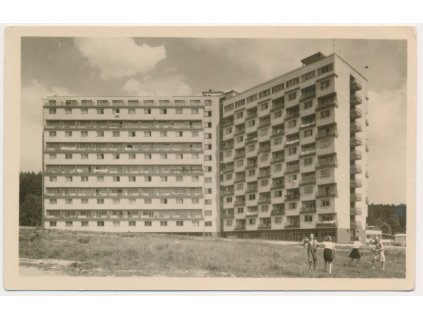 37 - Mostecko, Litvínov, "Koldům", oživená partie před domem, cca 1955