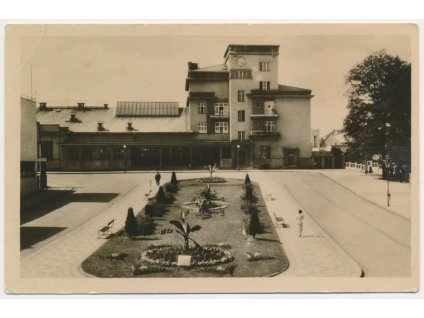 56 - Rokycany, oživená náměstí s parkem, cca 1955