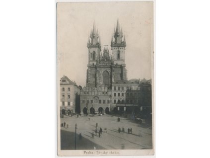 49 - Praha, oživená partie před Týnským chrámem, cca 1940