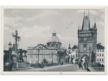 49 - Praha, Staroměstská mostecká věž, oživená partie, cca 1945