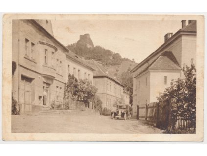 33 - Litoměřicko, Kamýk, partie z obce s automobilem, cca 1949