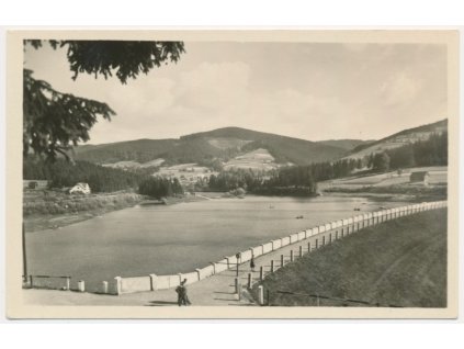 71 - Vsetínsko, Horní Bečva, oživený pohled na přehradu, cca 1949