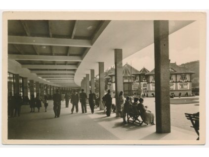 73 - Zlínsko, Luhačovice, oživená kolonáda a Jurkovičův dům, cca 1957