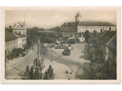 40 - Nymbursko, Poděbrady, oživené náměstí, cca 1943