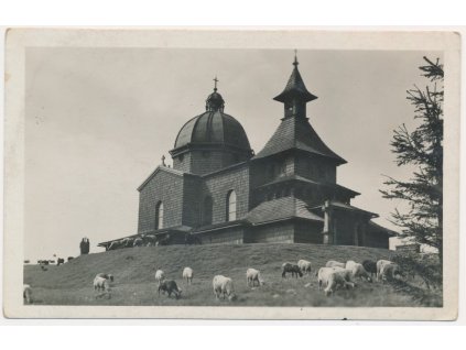 71 - Vsetínsko, Radhošť, Kaple sv. Cyrila a Metoděje, partie s ovcemi, cca 1940
