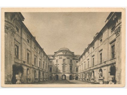72 - Vyškovsko, Slavkov u Brna, Zámek, nádvoří, cca 1940