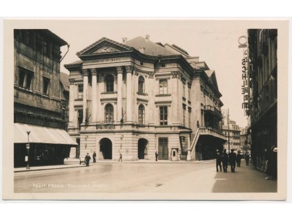 49 - Praha, lidé před Stavovským divadlem, cca 1940