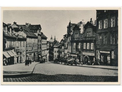 49 - Praha, oživená Malá Strana, lidé, povozy, obchody..., cca 1940