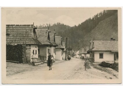 Slovensko, Vernár, oživená ulice mezi rodinnými domy, cca 1949