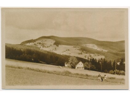 66 - Trutnovsko, Strážné, oživený pohled na obec v Krkonoších, cca 1952