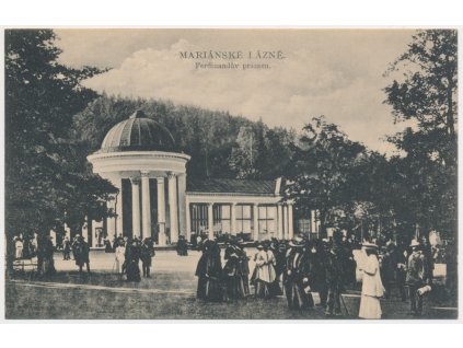 08 - Chebsko, Mariánské Lázně, Ferdinandův pramen, oživená partie, cca 1920
