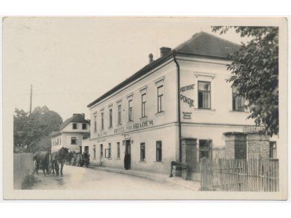 57 - Rychnovsko, Skuhrov nad Bělou, Hotel Pod Hradem, oživená partie, 1932