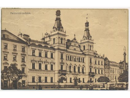 44 - Pardubice, oživená partie s radnicí, cca 1926