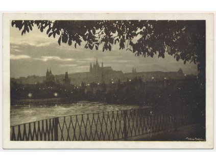 49 - Praha, pohled z Františkova nábřeží ku Karlovu mostu při měsíčku, cca 1930