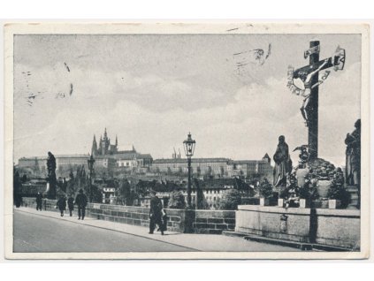 49 - Praha, Hradčany a oživený Karlův most, cca 1947