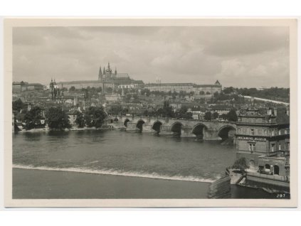 49 - Praha, Karlův most a Hradčany, cca 1930