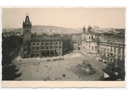 49 - Praha, oživené Staroměstské náměstí s tramvají, cca 1940