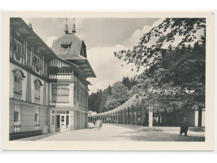 73 - Zlínsko, Luhačovice, Jurkovičův dům a kolonáda, cca 1949