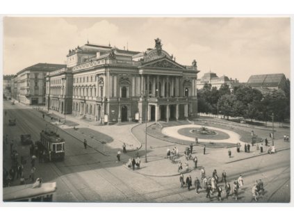 04 - Brno, oživená partie před Janáčkovou operou, Národní divadlo, cca 1953