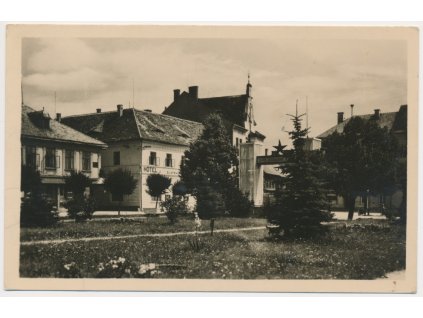 28 - Klatovsko, Horažďovice, hotel U Zlatého jelena na náměstí, cca 1958