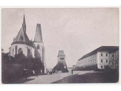 55 - Rakovník, oživená partie u kostela a školy, cca 1929