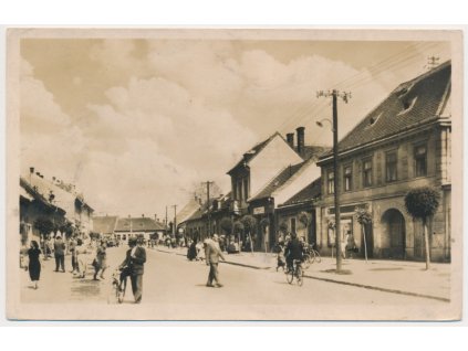 Slovensko, Senec, oživená ulice, cca 1950