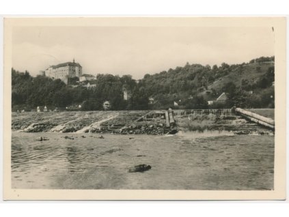 01 - Benešovsko, Český Šternberk, pohled od splavu na řece, cca 1946