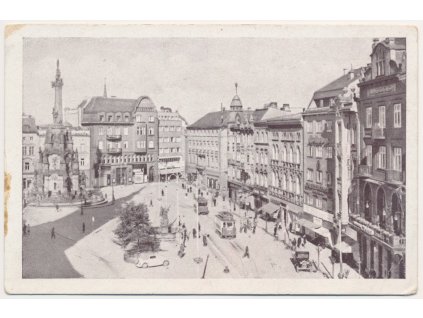 41 - Olomouc, oživené náměstí, automobily, tramvaje..., cca 1945