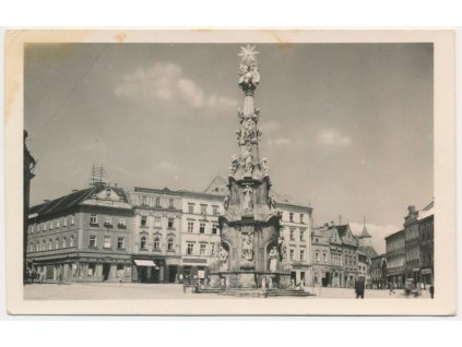 24 - Jindřichův Hradec, partie z náměstí s morovým sloupem, cca 1935