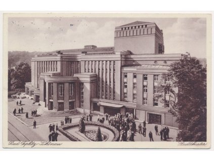 65 - Teplice, Stadttheater, oživená partie před divadlem, cca 1934