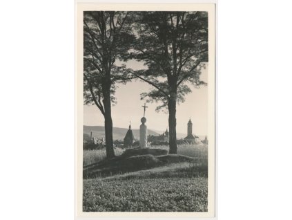 15 - Domažlice, pohled na město, kříž mezi stromy, foto Tauber, cca 1945